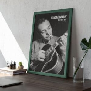 Django Reinhardt jazz poster, New York 1946. Captured by William P. Gottlieb, this vintage black-and-white print showcases the legendary guitarist’s gypsy jazz mastery.